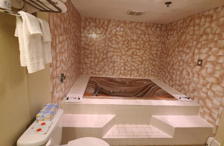 hotel in New Hampshire with spa bath