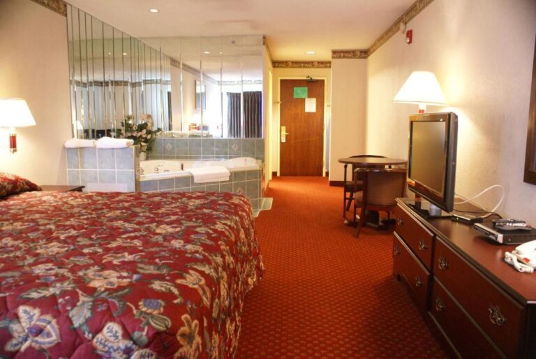 hotel in New Jersey with hot tub in room 1.1