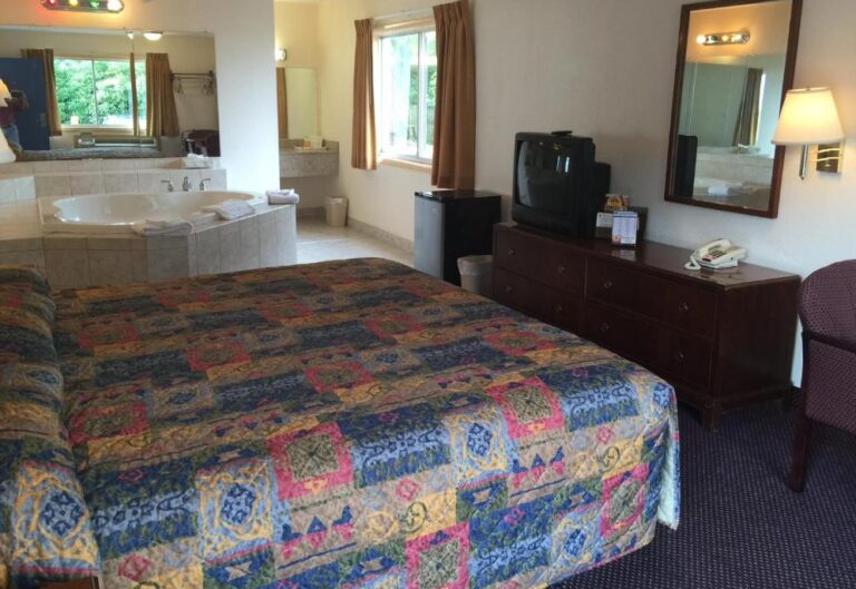 hotel in Virginia Beach with hot tub in room