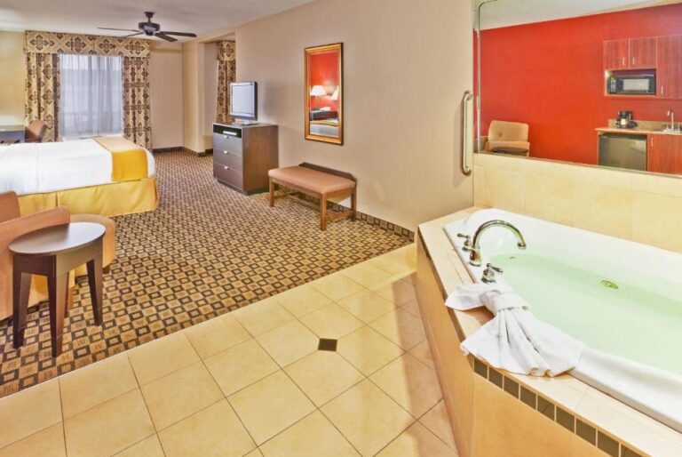 hotel near Jackson MS with hot tub