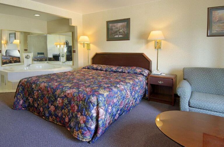 hotel near Norfolk and Virginia with hot tub in room 3