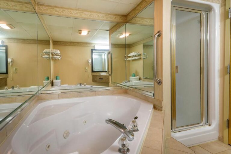 hotel near Philadelphia with hot tub