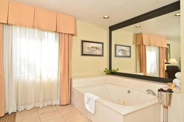 hotel rooms with hot tub in LA