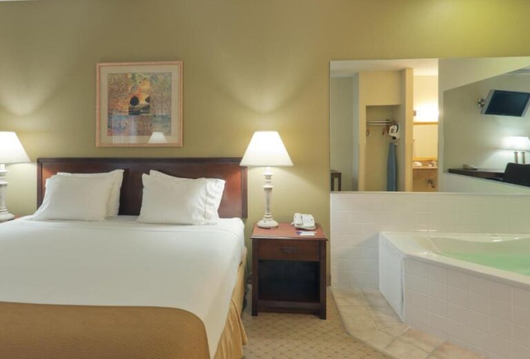 hotel rooms with in room spa bath