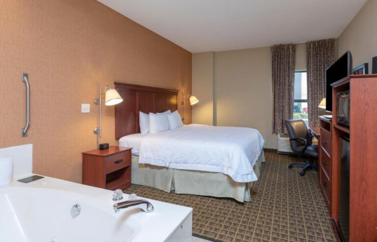 hotel rooms with inroom spa bath in Indiana 2