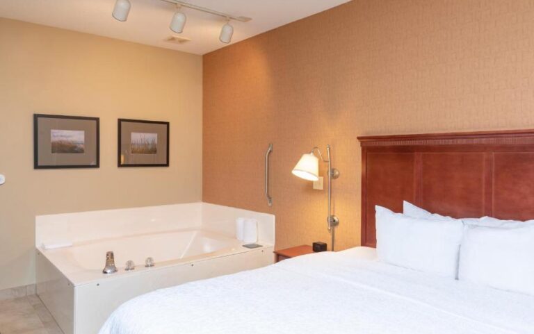 hotel rooms with inroom spa bath in Indiana