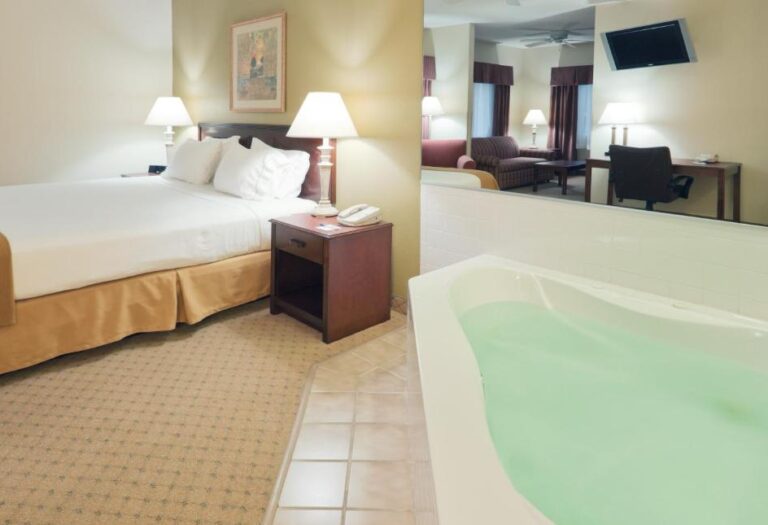 hotel rooms with spa bath in Indianapolis
