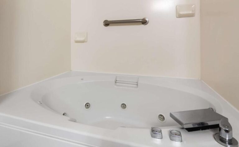hotel with a whirlpool tub in Biloxi