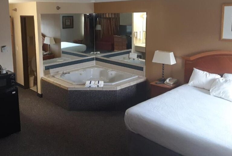 hotel with honeymoon suite in Michigan