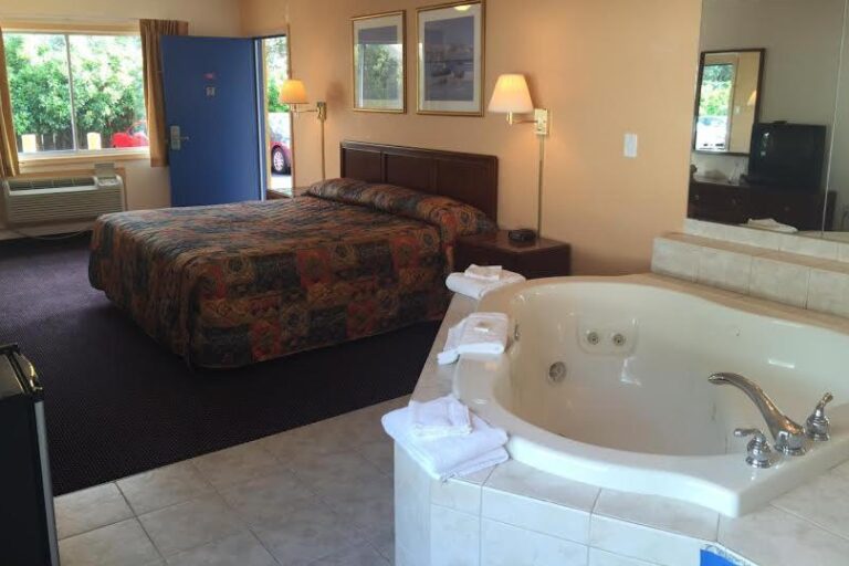 hotel with hot tub in room in Virginia