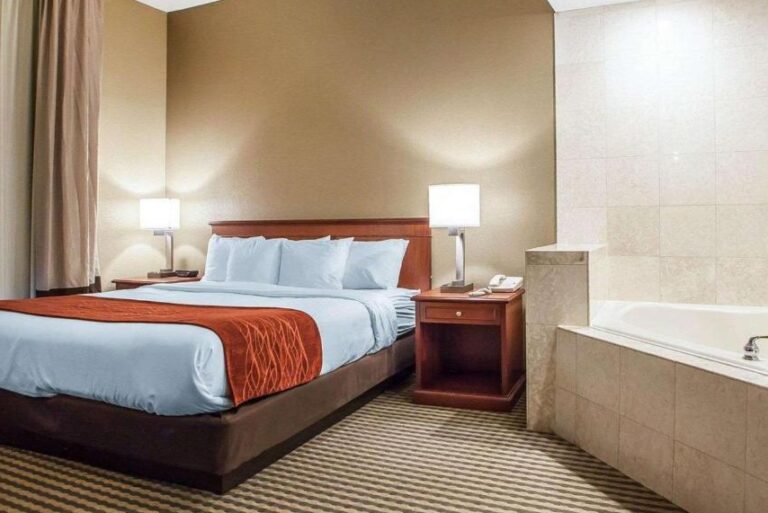 hotel with in-room hot tub near Philadelphia