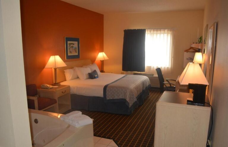 hotel with spa bath in room Michigan 2