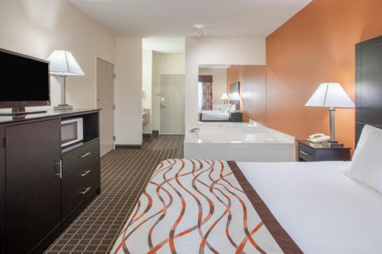 hotel with spa bath in room Michigan 3