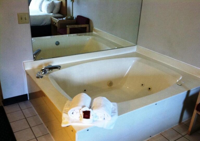 hotel with spa bath in room Michigan