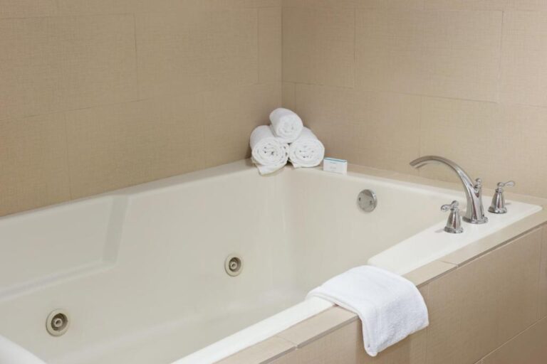 hotel with whirlpool tub New Hampshire