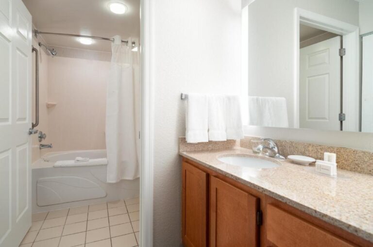 hotels in Connecticut with Whirlpool tub 2