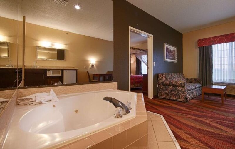 hotels in Indiana with hot tub in room