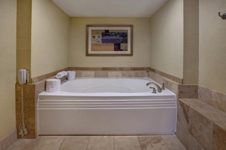 hotels in Indiana with spa bath inside the room