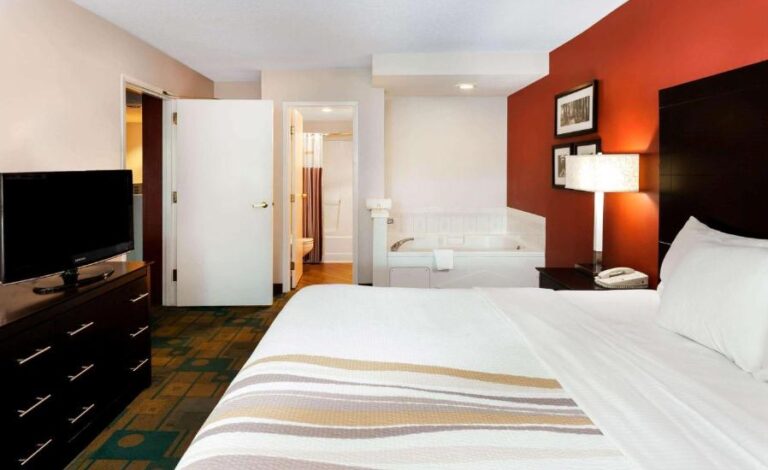 hotels in Milwaukee with hot tub in room