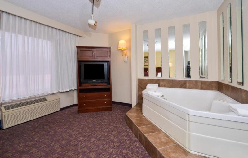 hotels in Missouri with hot tub in room