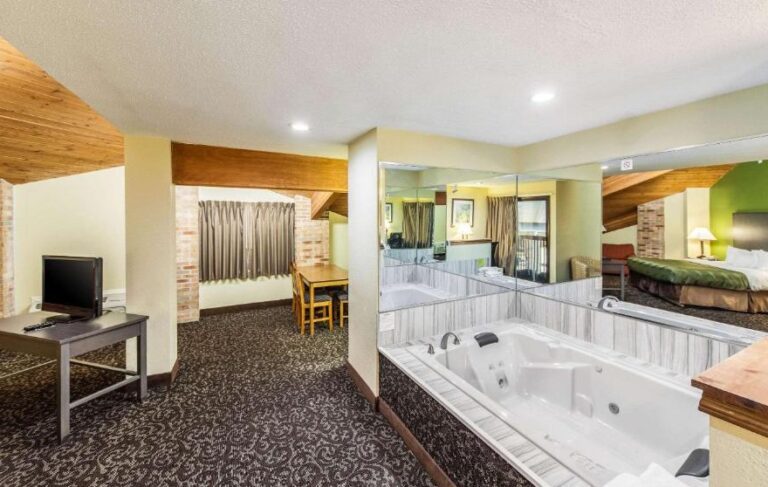 hotels near Indiana with whirlpool tub