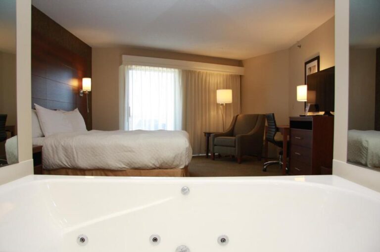 hotels with hot tub in Michigan for couples