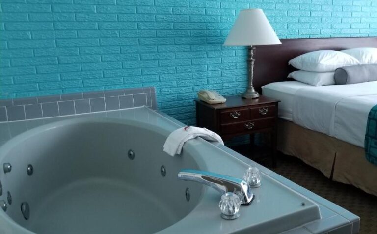 hotels with hot tub in room in Williamsburg 2