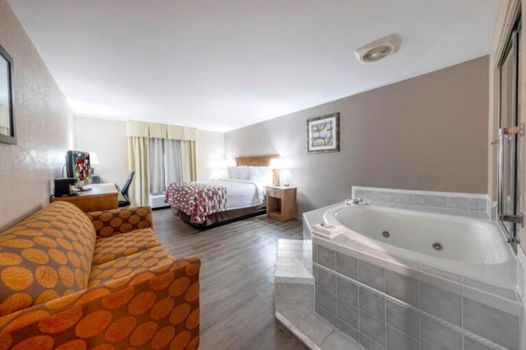 hotels with in-room spa bath near Washington