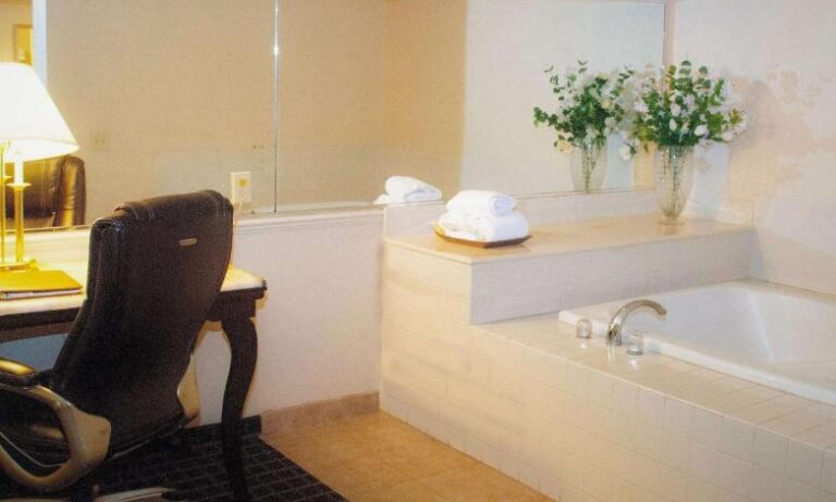 hotels with spa bath in room Madison