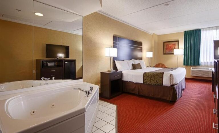 hotels with spa bath in room Milwaukee WI