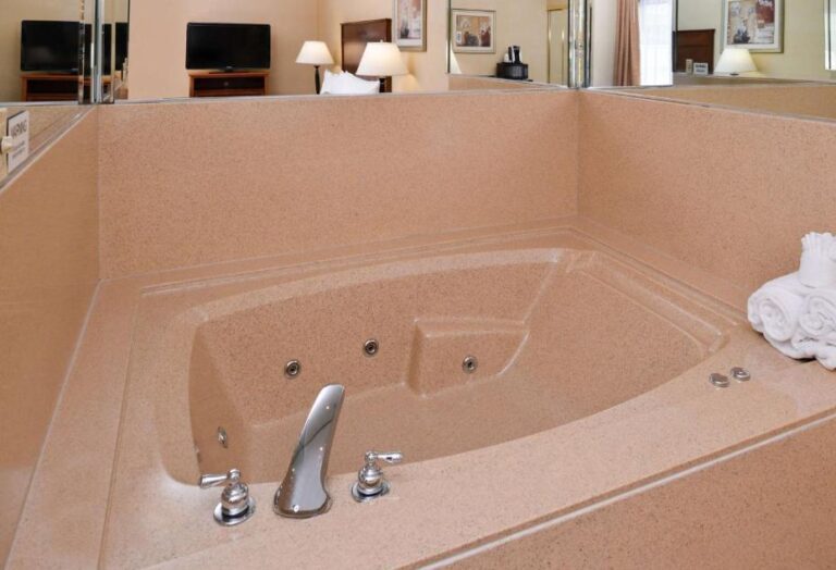hotels with spa bath in room