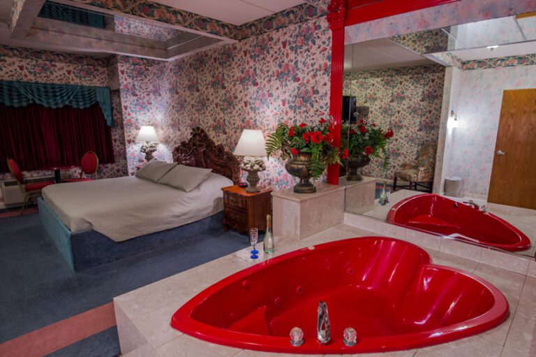 luxurious hotel near Philadelphia with hot tub 4