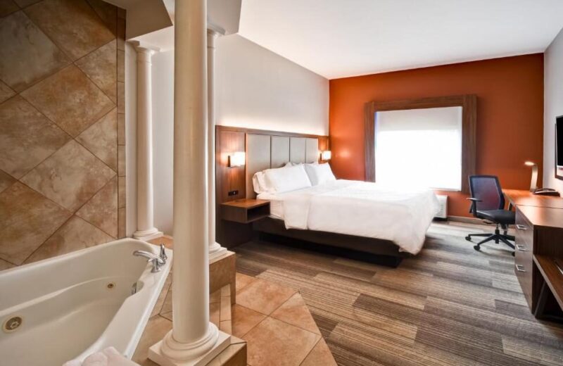 luxurious hotel rooms for couples in Indiana