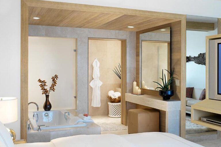 luxurious hotel with spa bath in Los Angeles