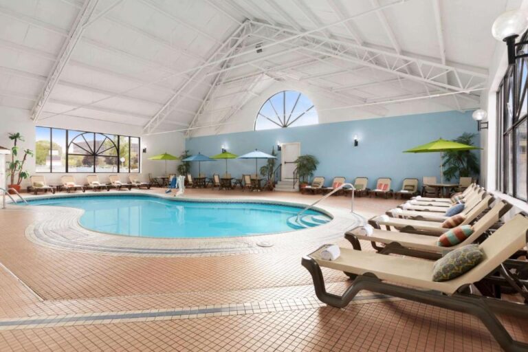 niagara falls hotel with indoor pool