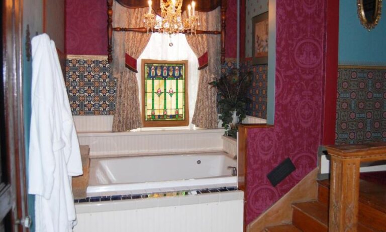 rentals with hot tub in room in Milwaukee