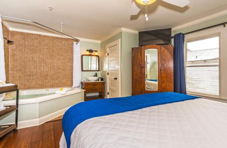romantic accommodation in St. Augustine Florida with hot tub