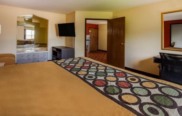romantic hotel for couples in Michigan 4