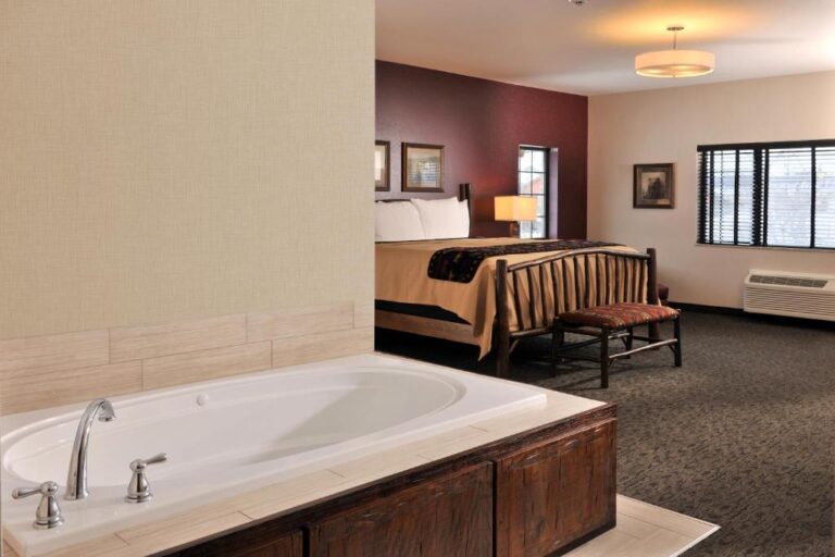 romantic hotel near Kansas with hot tub