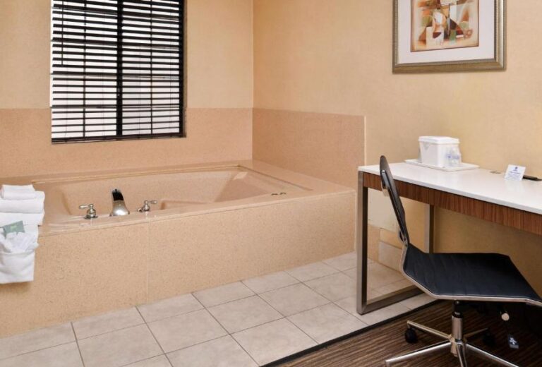 romantic hotel rooms with spa bath in Los Angeles