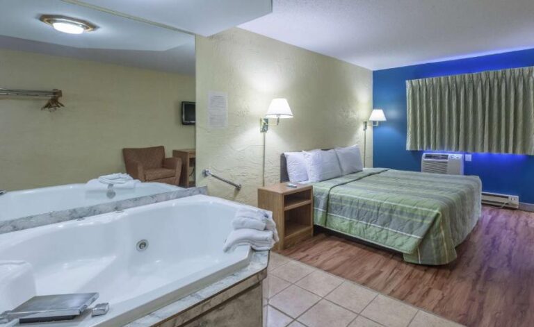 romantic hotel rooms with spa bath in room Milwaukee WI 3