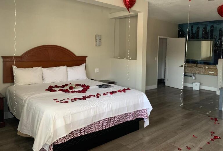 romantic hotel with hot tub in room Los Angeles