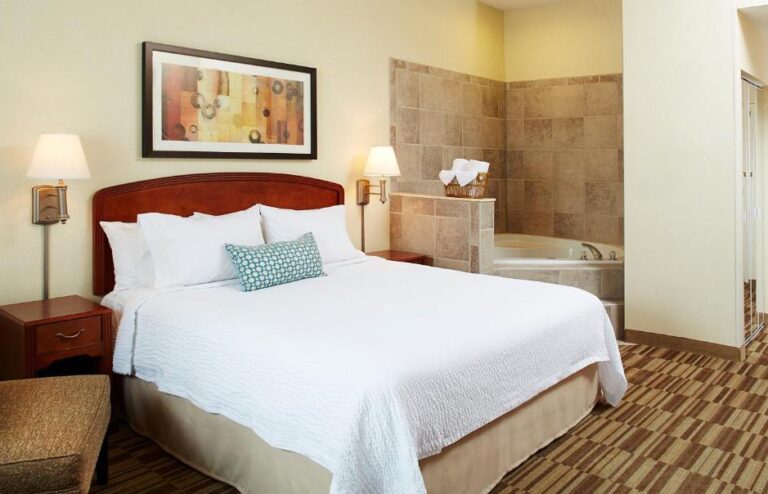 romantic hotels in Boston with hot tub in room