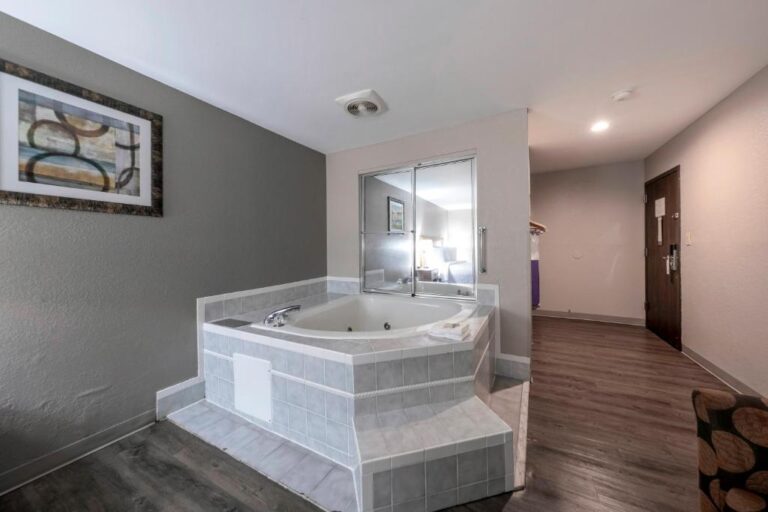 romantic hotels near Washington with spa bath