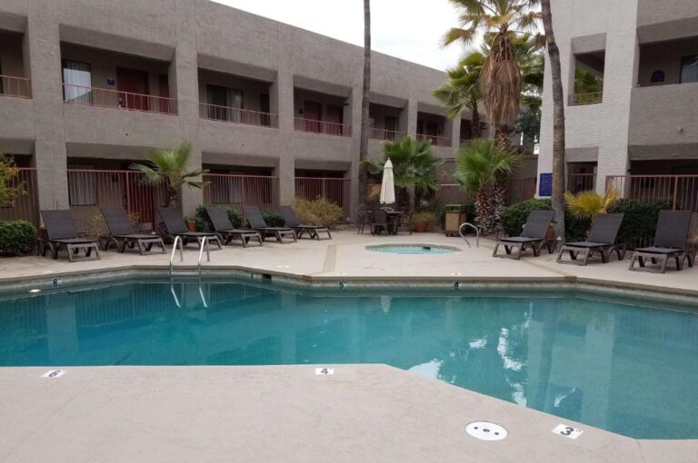 tuscon holiday inn hotel with pool