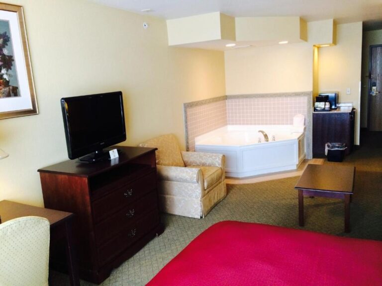 Best Western Penn-Ohio suite with hot tub