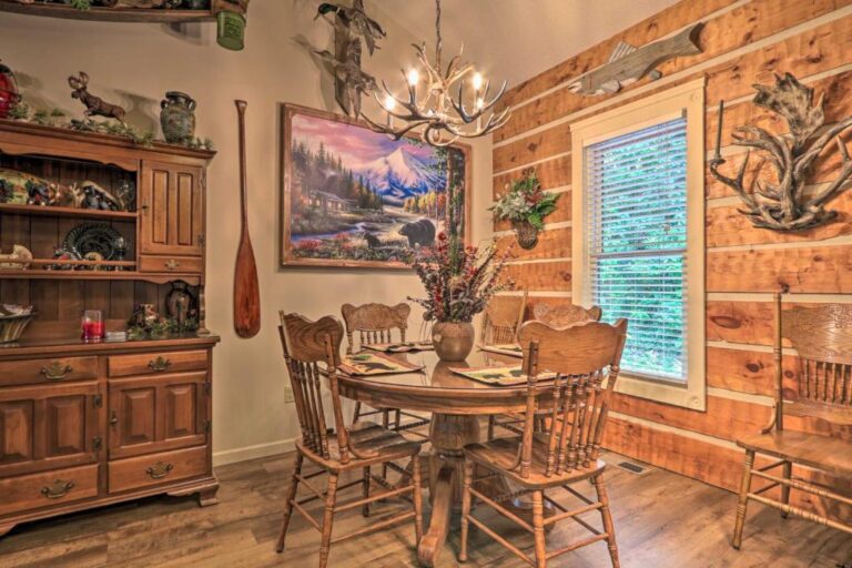 Eclectic Cabin with Hot Tub Less Than 1Mi to Ober Gatlinburg 2