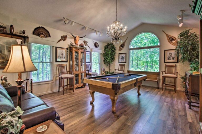 Eclectic Cabin with Hot Tub Less Than 1Mi to Ober Gatlinburg