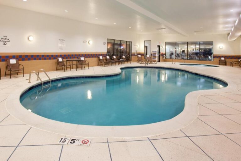 Holiday Inn Express Hotel & Suites Zanesville pool