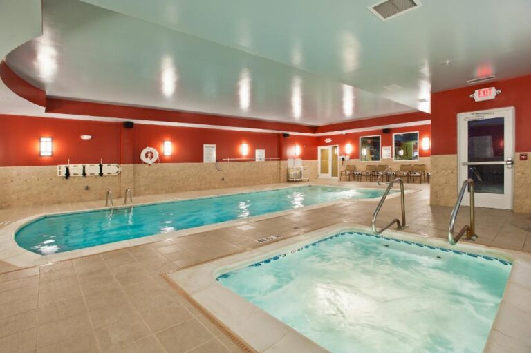 Holiday Inn Express & Suites Dayton South pool